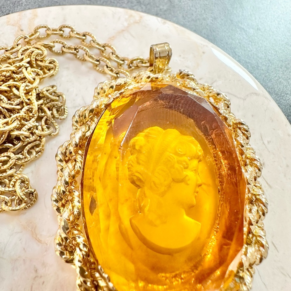 Vintage Amber Colored Glass Reverse Intaglio Cameo Pendant Gold Tone Necklace - Picture 4 of 6